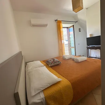 Apartment Domus Aurea Borgo House